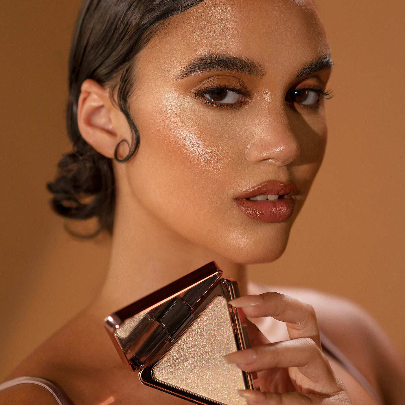 LYS Beauty Aim High Pressed Highlighter Powder | Brave (Champagne)